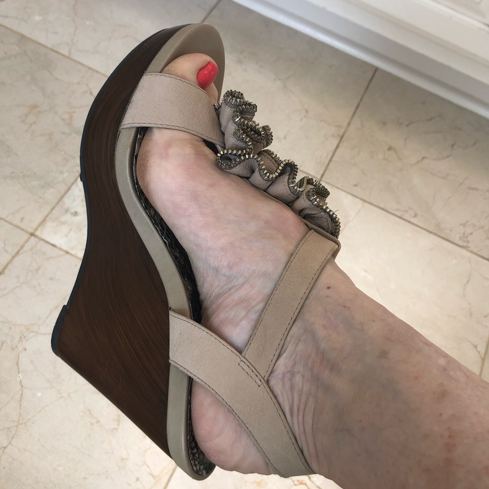 Gianni Bini Wedge Sandal, metal zipper ruffle detail, side buckle. Size 7.5. - Picture 5 of 13